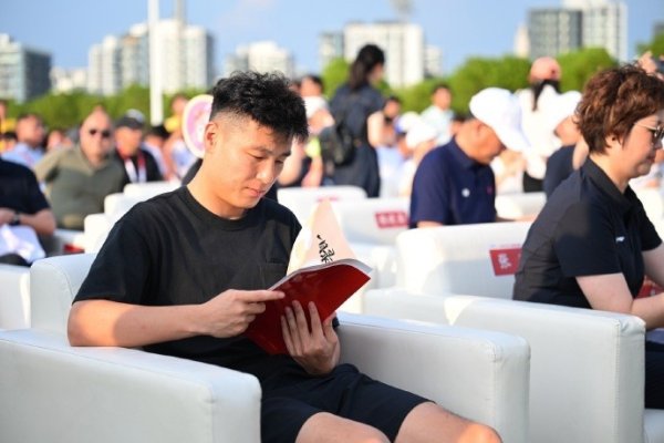 记者：武磊现身上海中学生足球赛行动，他仍然在伤势康复阶段