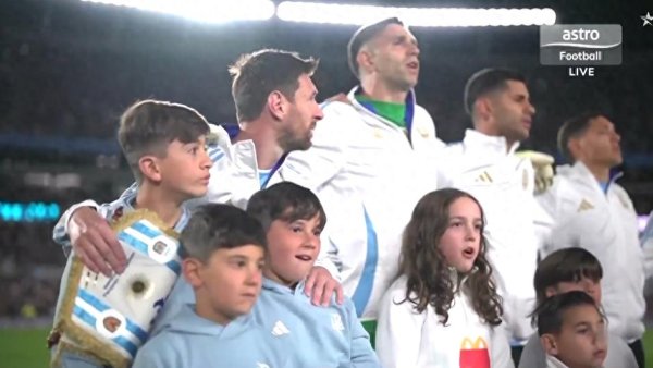 主场告别战梅西太兴盛! 赛前热身已两度落泪, 带着三个犬子入场