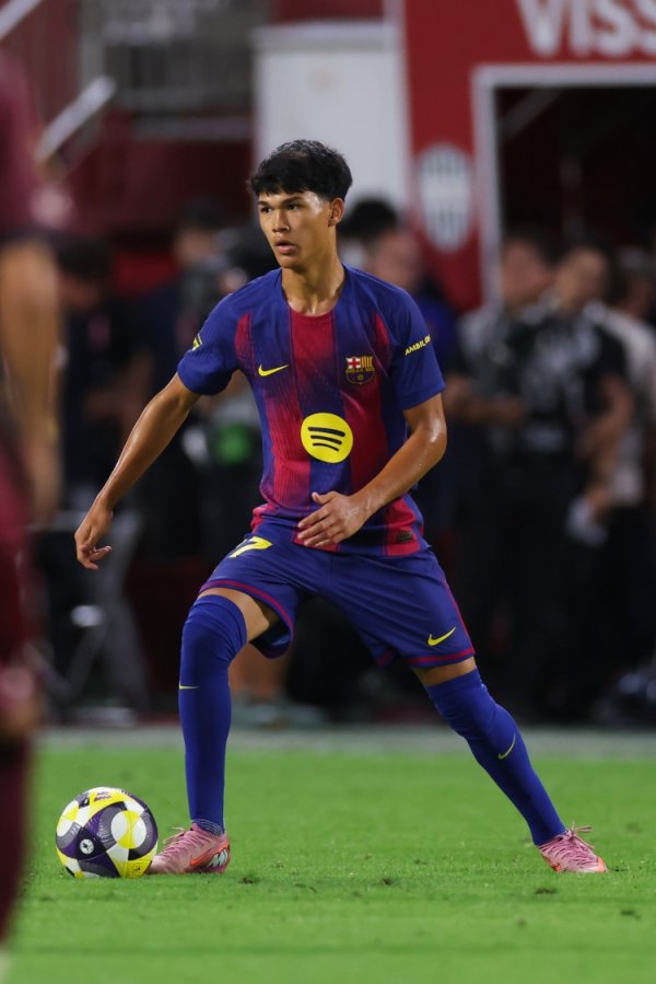 世体：德罗在巴萨竞技比赛中受伤，展望无缘对阵瓦伦西亚