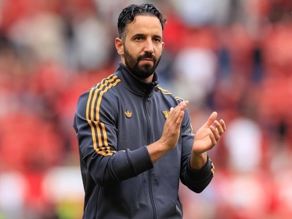 曼联开列2026年冬窗引援名单，至少拿下又名中场球员