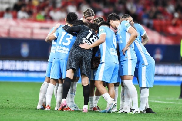 博主：河南队本日乘高铁前去武汉备战联赛，球队距离保级越来越近