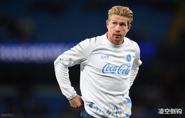 34岁德布劳内重回伊蒂哈德球场, 与哈兰德谈笑+向曼城球迷饱读掌问候