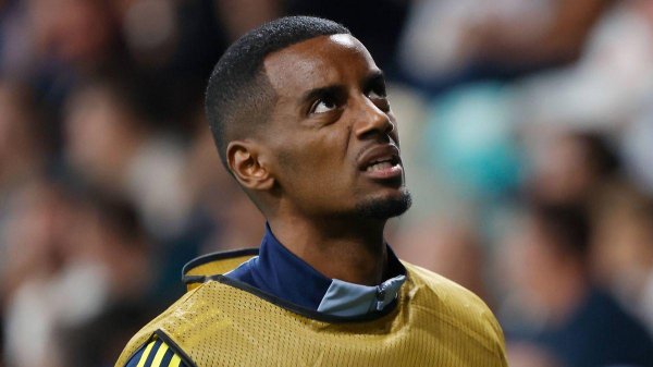 首秀遭嘘！伊萨克1.3亿转会利物浦后，被科索沃球迷狂嘘还吃黄牌