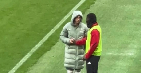 英超: 帕尔默离场时与梅努交谈引争议