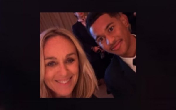 ‘如斯优雅 笑貌灿烂’！法国主合手东谈主把马尤卢当杜埃，晒合照猛夸