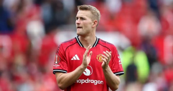 斯塔姆：德利赫特是曼联后防的要害球员，他需要队友的因循