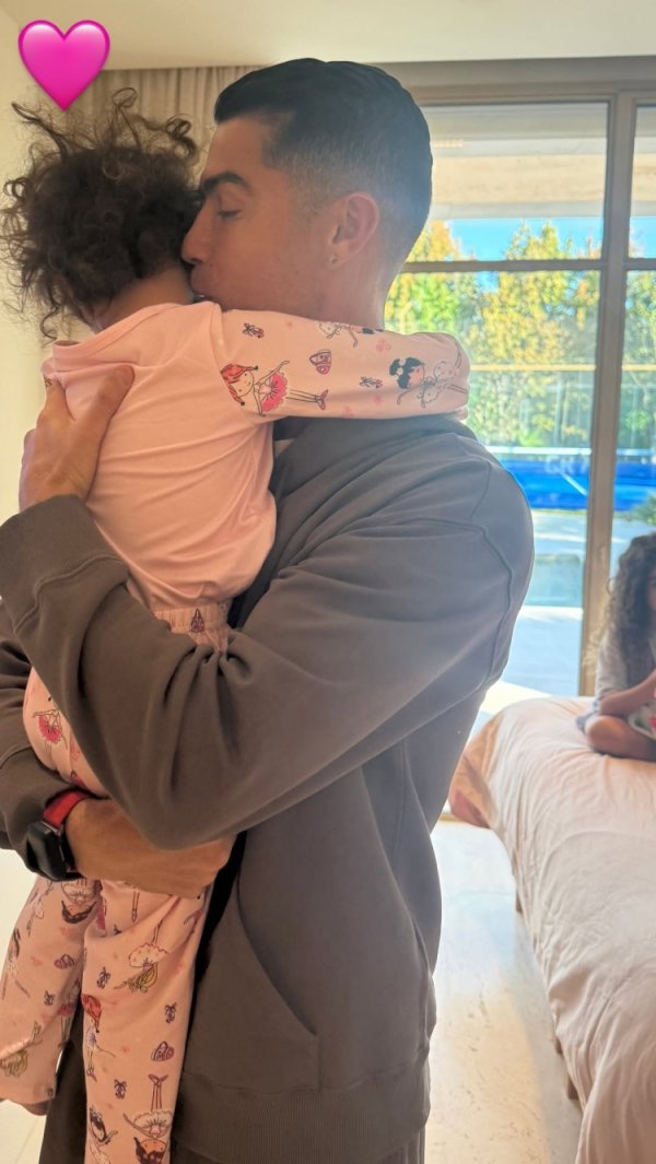 总裁的平素生涯！乔治娜社媒晒C罗带娃相片