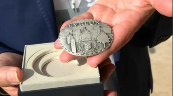 新科金球得主！RMC：登贝莱获颁家乡的城市奖章，市长躬行颁发