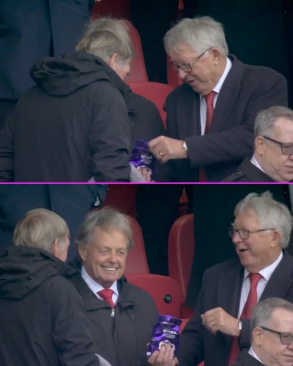 曼联跳跃！弗格森在看台上共享巧克力给达格利什，弗爵笑得超爽朗