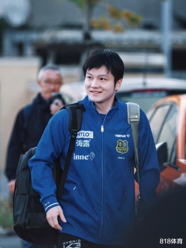 可人! 樊振东开凯迪拉克豪车主场上班, 给Labubu玩偶穿上了皇马球衣