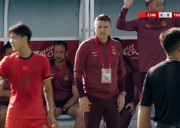 李新翔错失绝杀，泰国屡次争议飞铲，国足中枢1东谈主：敌手心折口服