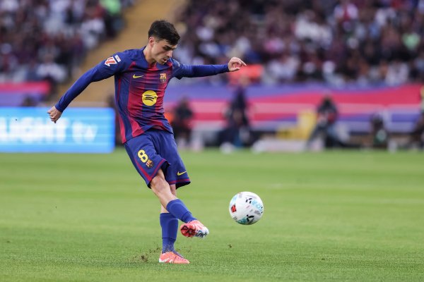 拒却休息！每体：佩德里费尔明等东谈主休息日到基地加练 莱万已规复