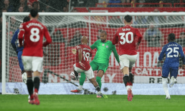 切尔西天崩开局！门神飞铲染红气炸主帅，9分钟后曼联争议球破僵