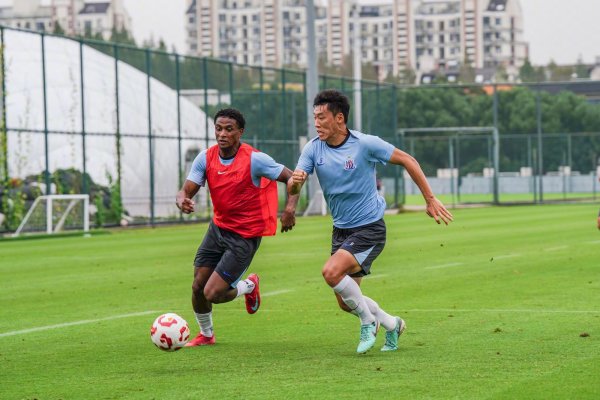 东体：米内罗归附合练脸上笑颜不休，本日梗概率替补出战