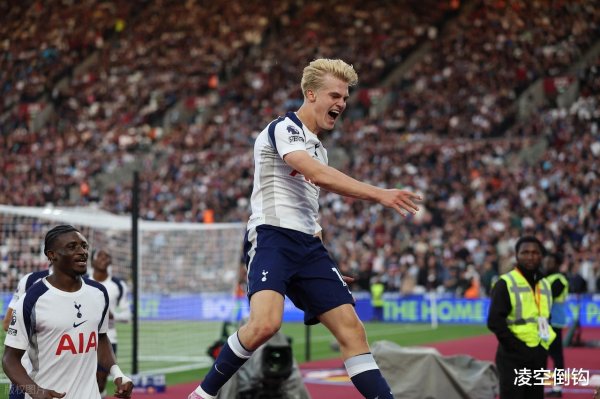 3-0, 24岁范德芬头球双响, 热刺面临英超前二, 62岁莫耶斯率队2连败
