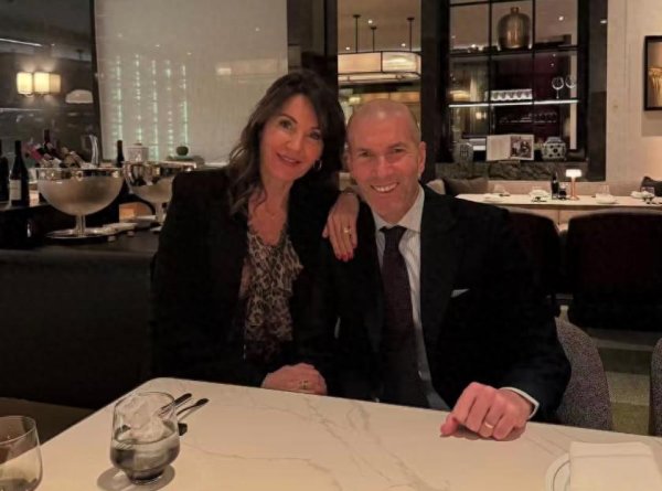 皆达内和娇妻近照, 53岁依旧很帅, 告别皇马不缺钱, 享受糊口