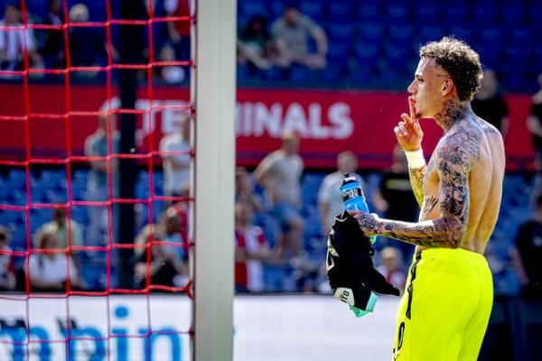 意媒：诺阿-朗因无缘出场一脚踢飞水瓶，并将锤真金不怕火背心扔到了空中