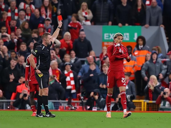 埃基蒂克进球染红，斯洛特批其行为愚蠢