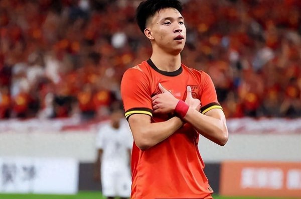 认真签约！与莱万同公司，王钰栋开启新篇章，下一站德甲