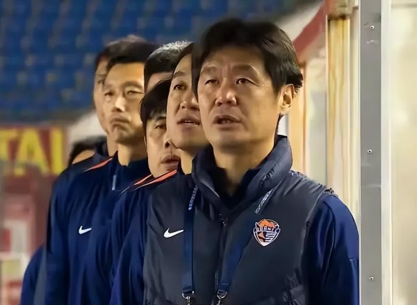 重逢！李霄鹏告别青岛海牛，保级后功遂身退，下一站重回泰山？