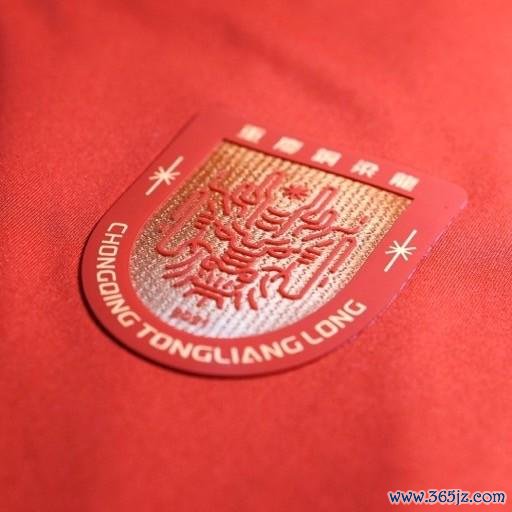 铜梁龙官方：下赛季球衣为主红客白，迎接球迷投票27赛季球衣